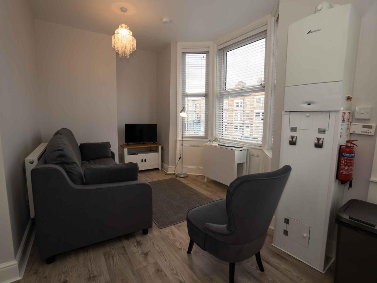 Pass The Keys Newly Renovated 2 Bedroom Apartment And Free Parking Scarborough Eksteriør billede