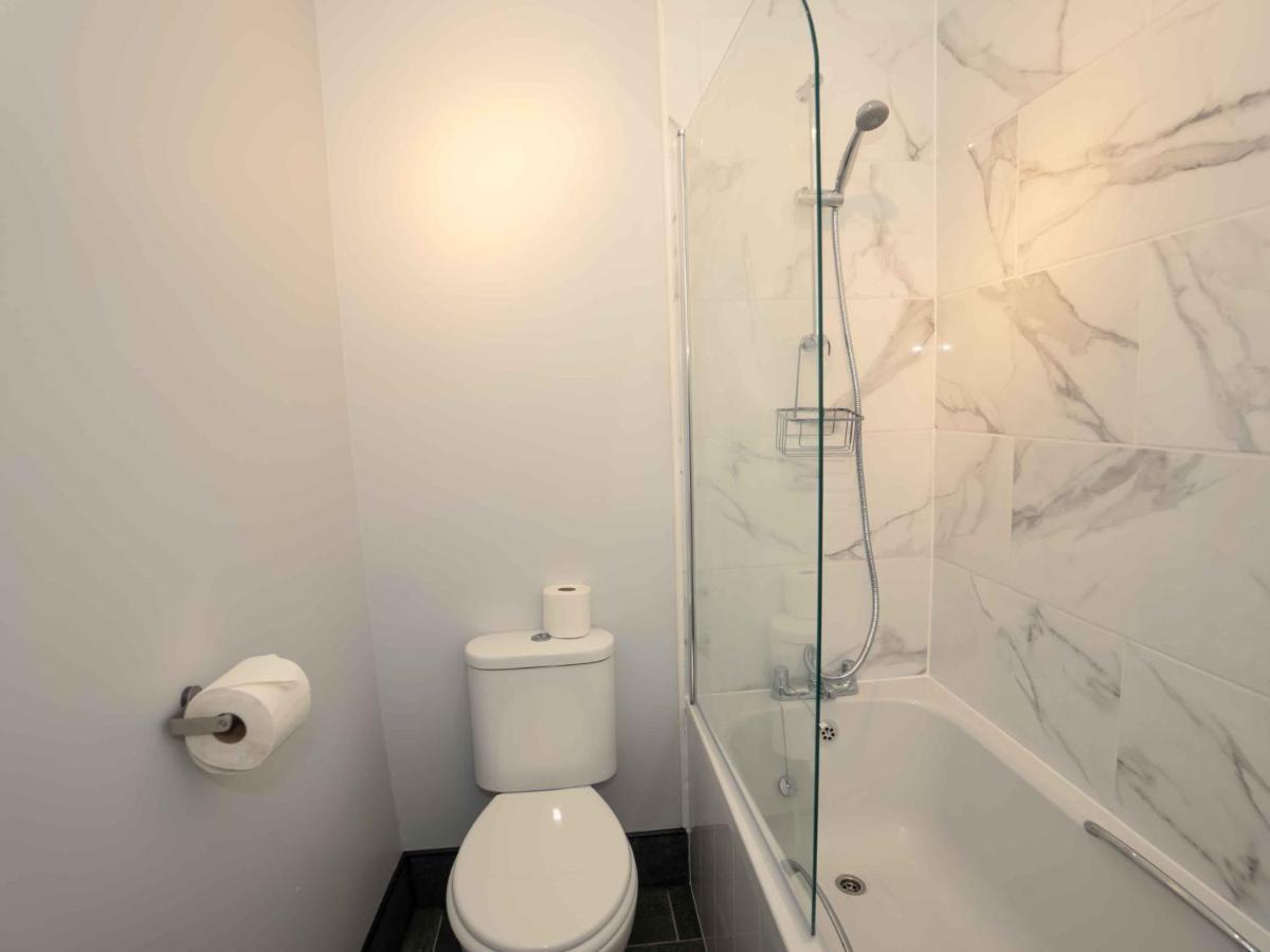 Pass The Keys Newly Renovated 2 Bedroom Apartment And Free Parking Scarborough Eksteriør billede
